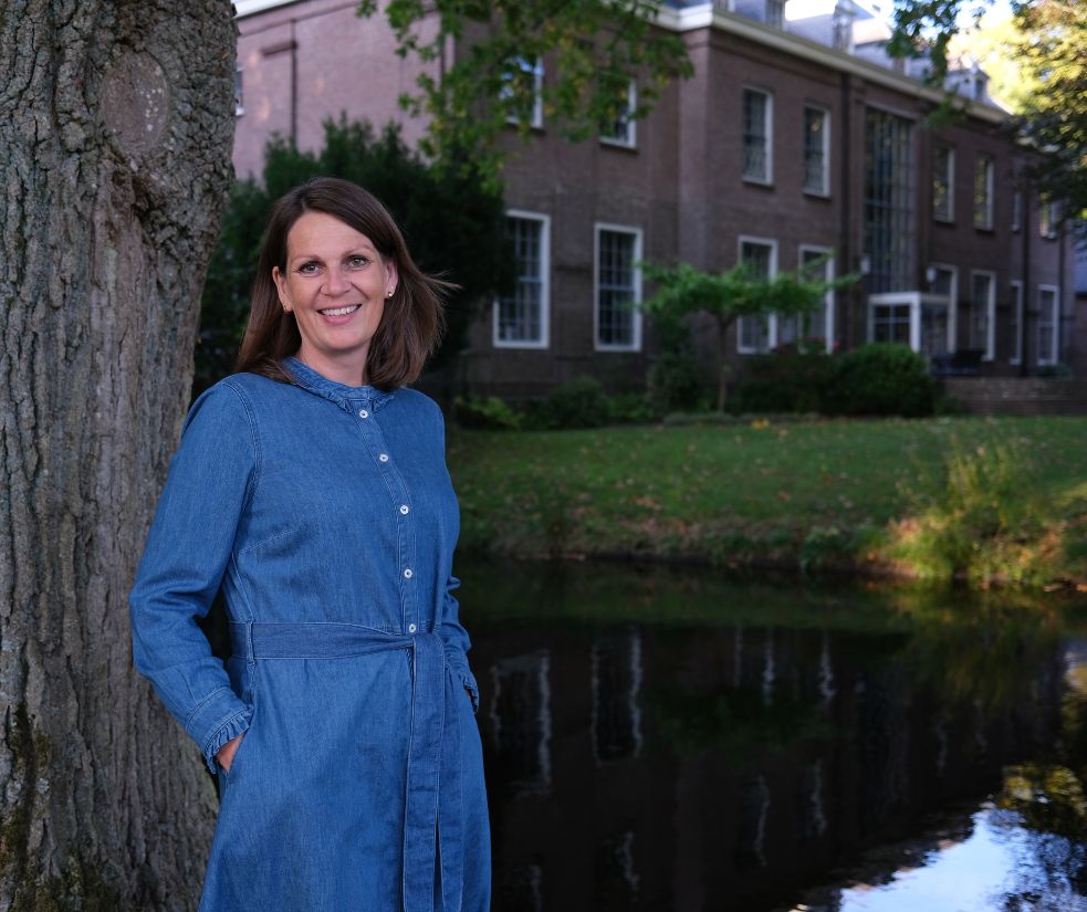 Gera van den Berg voor het klooster